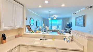 Réfrigérateur, four à micro-ondes, un four, surface de cuisson