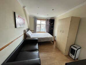 1 chambre, fer et planche à repasser, accès à Internet, literie fournie