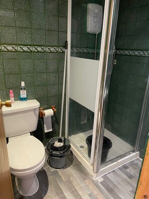 Haartrockner, Handtücher, Seife, Toilettenpapier