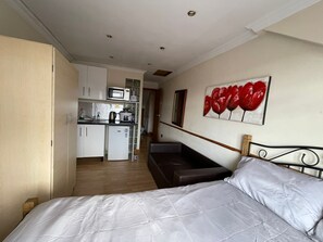 1 bedroom, iron/ironing board, Internet, bed sheets - Cozy Studio in Stoke Newington (London)