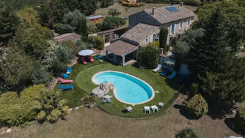 Een seizoensgebonden buitenzwembad