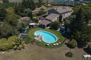 Una piscina al aire libre de temporada