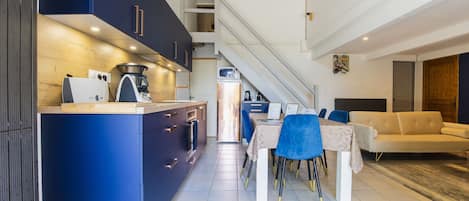 Casa, vista al patio | Área de sala de estar