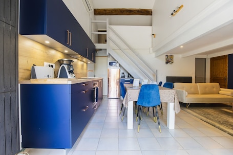 House, Courtyard View | Living area | Flat-screen TV