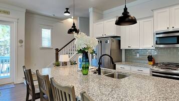 ثلاجة، ميكروويف، فرن، موقد طهي مسطح