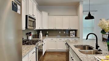 ثلاجة، ميكروويف، فرن، موقد طهي مسطح