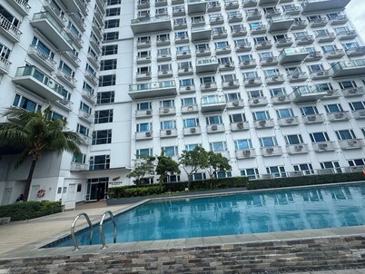 Stylish 1-BR Berkeley Condo w/ Pool & WiFi, Near Ateneo & Katipunan Hotspots