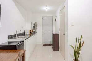 Kjøleskap, mikrobølgeovn, vannkoker og kjøkkenutstyr