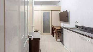 Kühlschrank, Mikrowelle, Wasserkocher, Kochgeschirr/Geschirr/Besteck