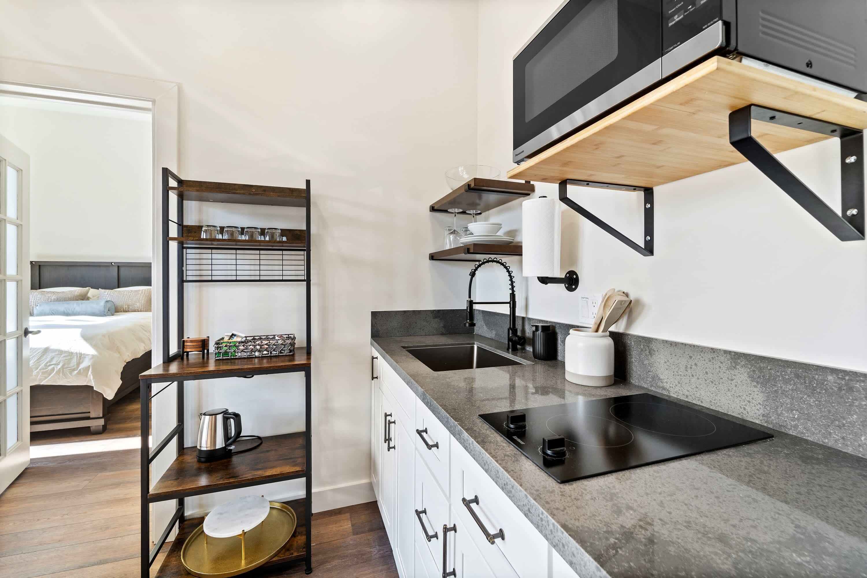 Jääkaappi, mikroaaltouuni, liesi, kahvin-/teenkeitin