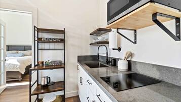 Réfrigérateur, micro-ondes, plaque de cuisson, cafetiÚre/bouilloire