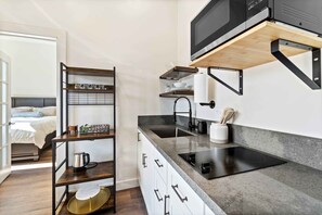 Frigorifero, microonde, piano cottura, macchina per tè/caffè