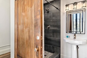 Dusche, Haartrockner, Handtücher, Shampoo