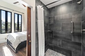 Douche, sèche-cheveux, serviettes fournies