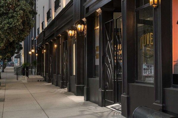 تفاصيل الفندق من الخارج