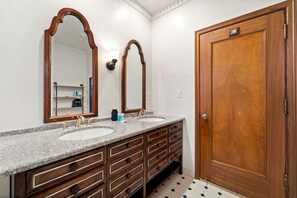 Regadera, secadora de cabello, toallas 