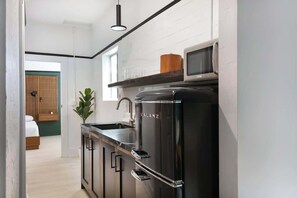 Een koelkast, een magnetron, een koffiezetapparaat/waterkoker