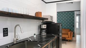 Refrigerador, microondas y cafetera y tetera