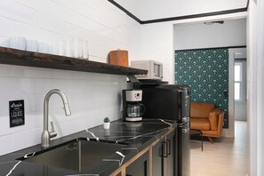 Een koelkast, een microgolfoven, een koffiezetapparaat/waterkoker