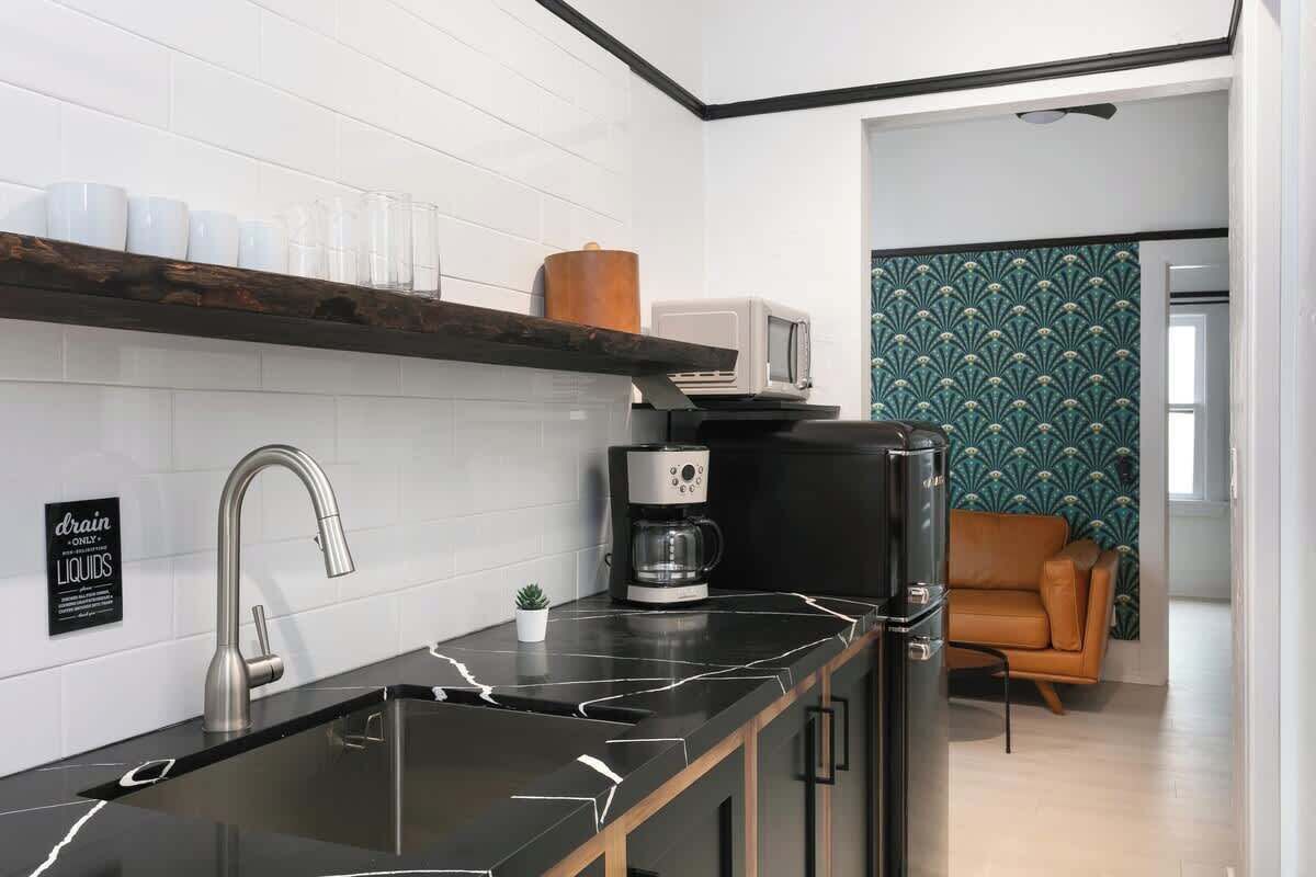 Réfrigérateur, micro-ondes, cafetière/bouilloire