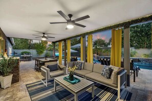 Outdoor dining - Grand Camino: Stylish Vibes, Pool, Grille, Firepit (Scottsdale)