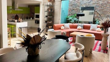 Una televisión, una oficina