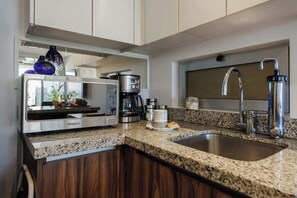 Réfrigérateur, four à micro-ondes, un four, surface de cuisson