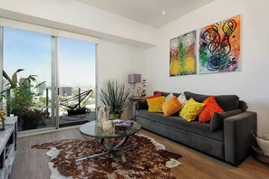 Téléviseur, livres, bureau