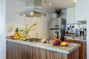 Réfrigérateur, four à micro-ondes, un four, surface de cuisson