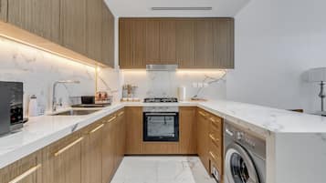Deluxe Apartment, 1 Bedroom, Balcony | Private kitchen | Fridge, microwave, oven, stovetop