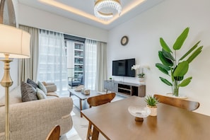 Deluxe Apartment, 1 Bedroom, Balcony | Ruang tamu | 43 inci televisyen skrin rata dengan satelit, Netflix