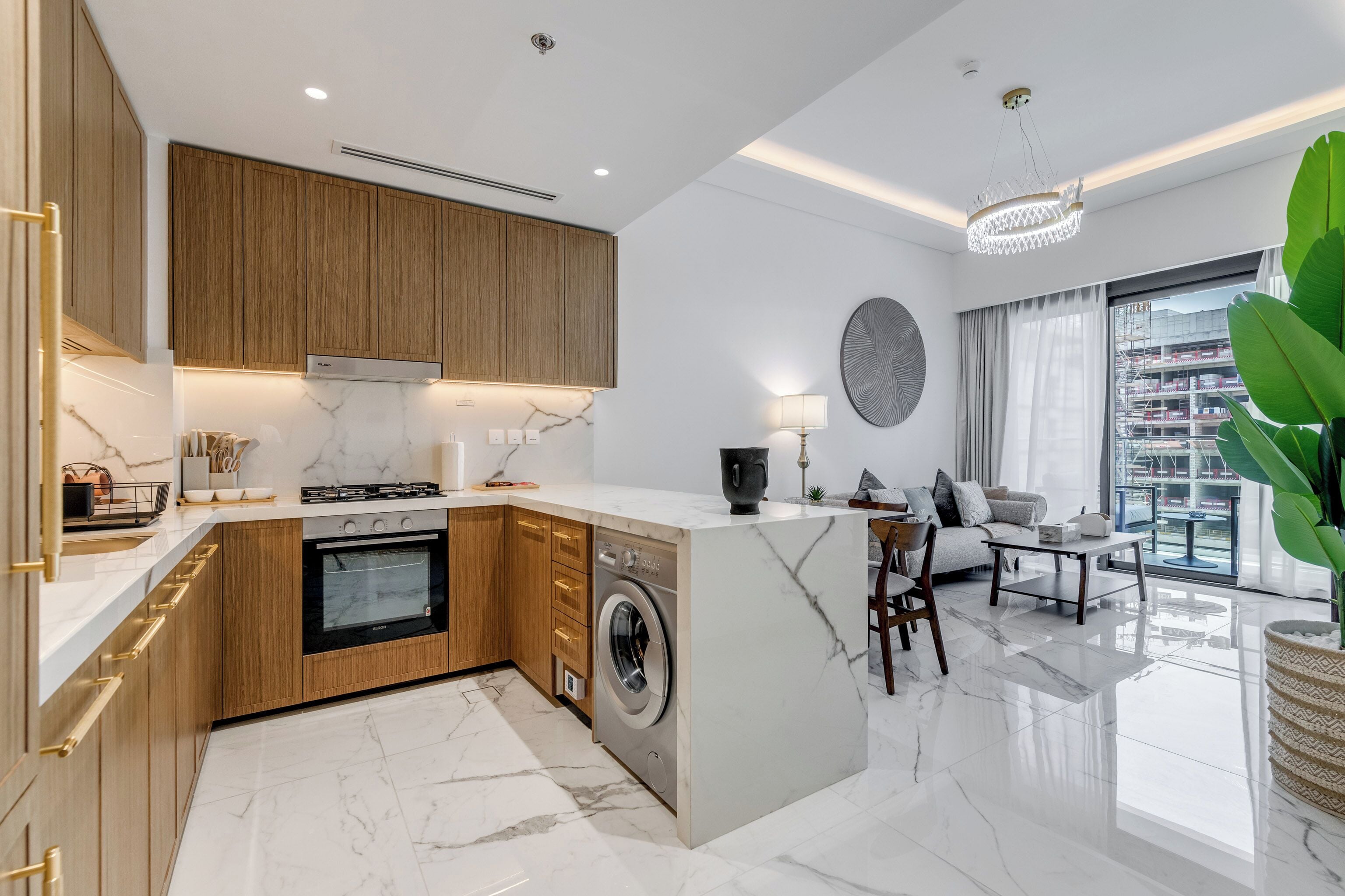 Apartamento luxo, 1 quarto, sacada | Cozinha privada | Geladeira, micro-ondas, fogão, cooktop