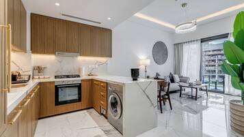 Deluxe Apartment, 1 Bedroom, Balcony | Private kitchen | Fridge, microwave, oven, stovetop