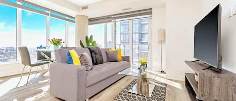 Fernseher, DVD-Player, Arbeitsbereiche