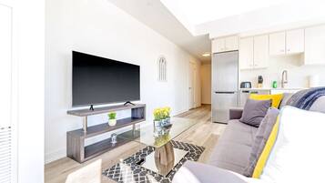 Una televisión, un reproductor de DVD, una oficina