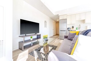 テレビ、DVD プレーヤー、書斎 / ワークスペース