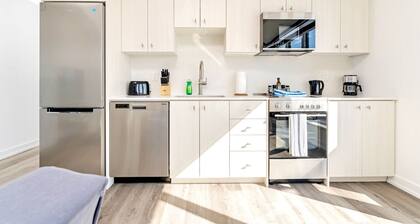 High Rise 1BR Building w Gorgeous Views