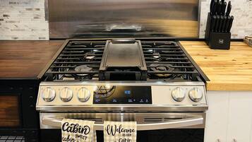 House, 2 Bedrooms | Private kitchen | Fridge, oven, coffee/tea maker