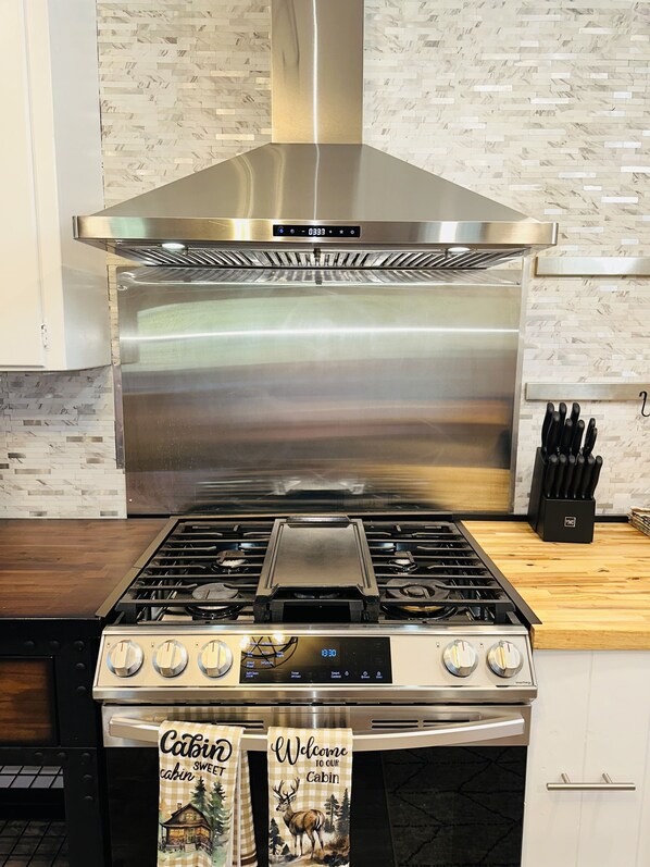 House, 2 Bedrooms | Private kitchen | Fridge, oven, coffee/tea maker