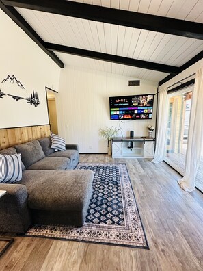 Rumah, 2 kamar tidur | Area keluarga | Smart TV