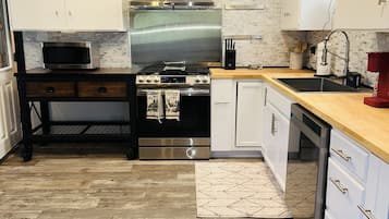 House, 2 Bedrooms | Private kitchen | Fridge, oven, coffee/tea maker