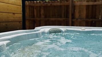 House, 2 Bedrooms | Outdoor spa tub