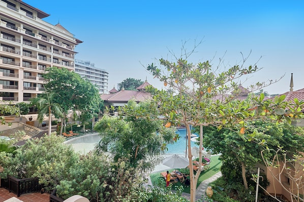 Apartamento superluxo, 2 quartos, vista para a piscina | Vista da sacada