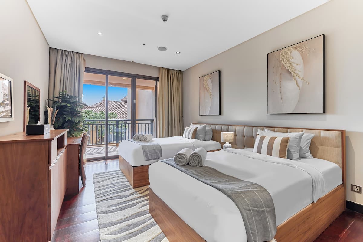 Apartamento superluxo, 2 quartos, vista para a piscina | Roupas de cama premium, cofres nos quartos, cortinas blackout
