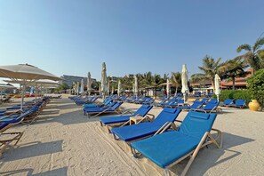 Pantai persendirian, pasir putih, kerusi lepak pantai, payung 