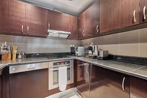 Apartamento superluxo, 2 quartos, vista para a piscina | Cozinha privada | Geladeira, micro-ondas, fogão, cooktop