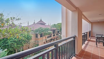 Apartemen Mewah, 2 kamar tidur, pemandangan kolam renang | Balkon