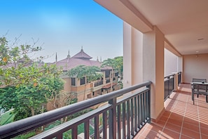 Apartamento superluxo, 2 quartos, vista para a piscina | Sacada