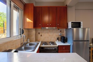 Fridge, microwave, oven, coffee/tea maker