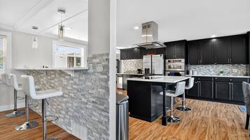 House, 5 Bedrooms | Private kitchen | Fridge, oven, coffee/tea maker
